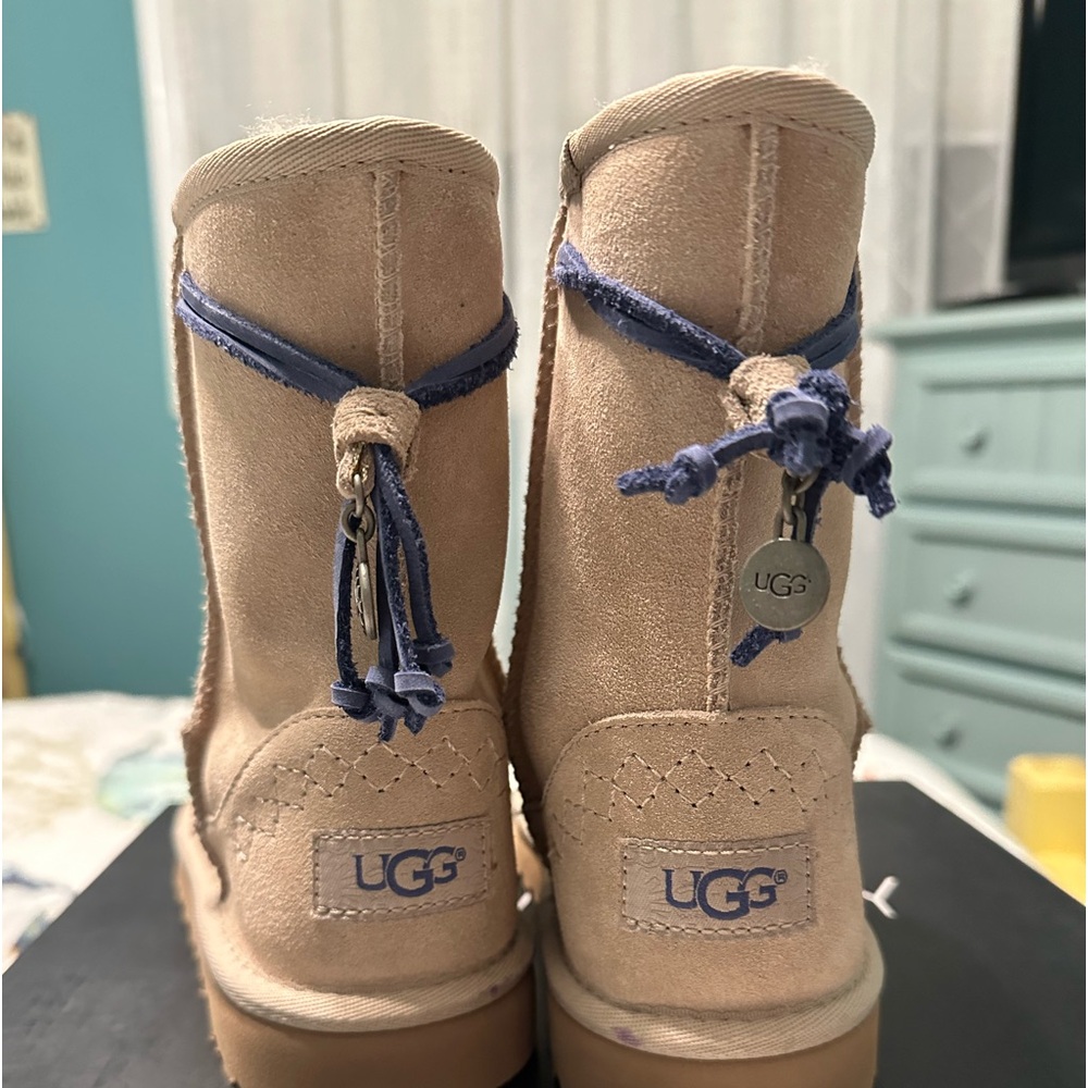 Size 2 child’s Ugg